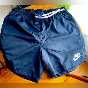 Men’s Nike navy blue mesh-lined shorts - medium